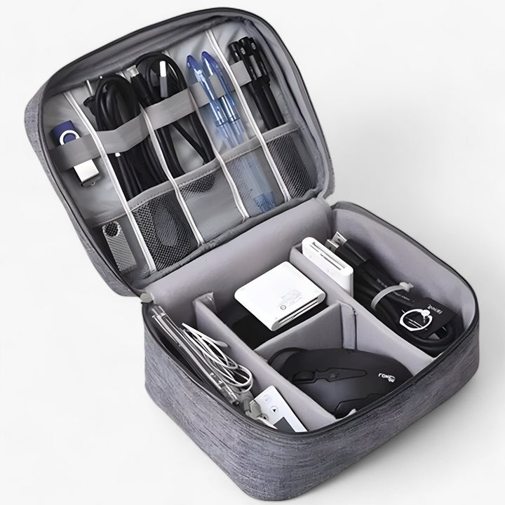 Otwarty organizer na elektronikę z przegródkami na kable, pendrive'y, ładowarki i słuchawki.
