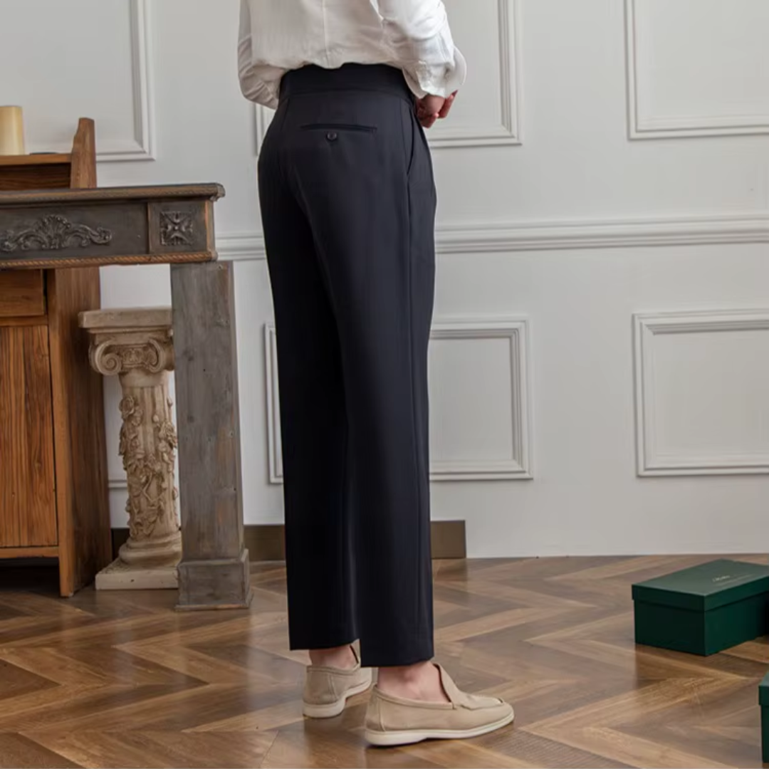 Męskie spodnie z zakładkami, podkreślające sylwetkę, z eleganckimi plisami i wysokiej jakości wykończeniem.