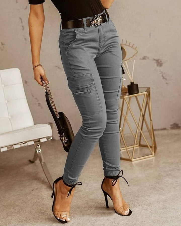 Detale damskich spodni cargo skinny, prezentujące wysokiej jakości tkaninę i solidne wykonanie.