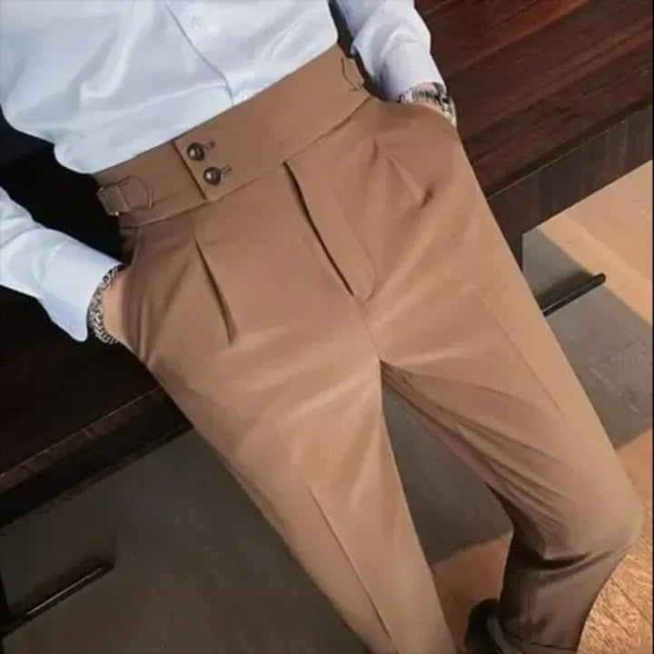 Męskie eleganckie dopasowane spodnie z elastycznego materiału w kolorze brązowym, idealne do stylowych i wygodnych stylizacji.