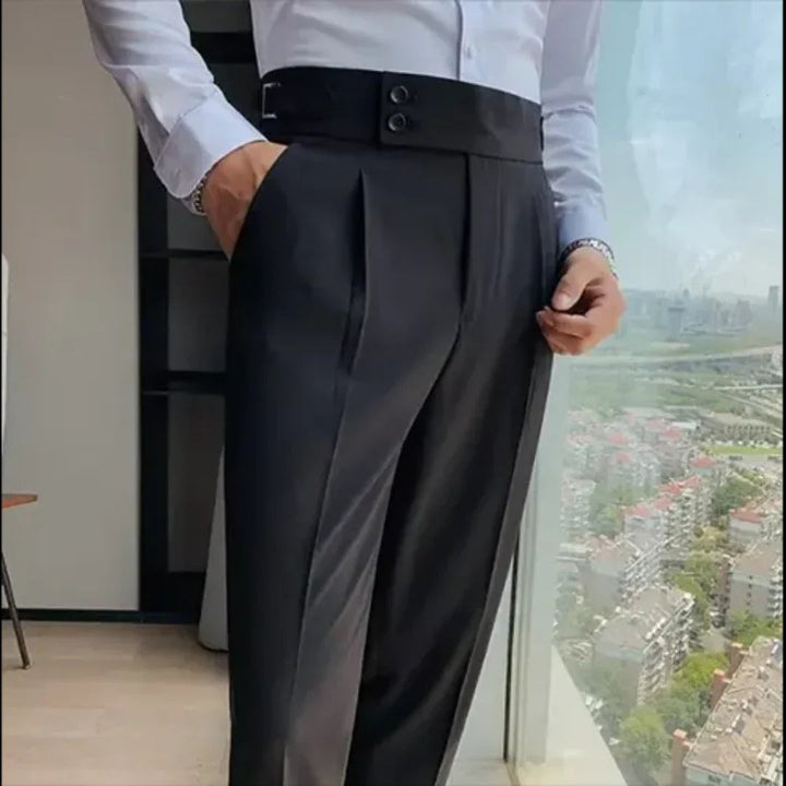 Męskie eleganckie dopasowane spodnie z elastycznego materiału w kolorze brązowym, idealne do stylowych i wygodnych stylizacji.
