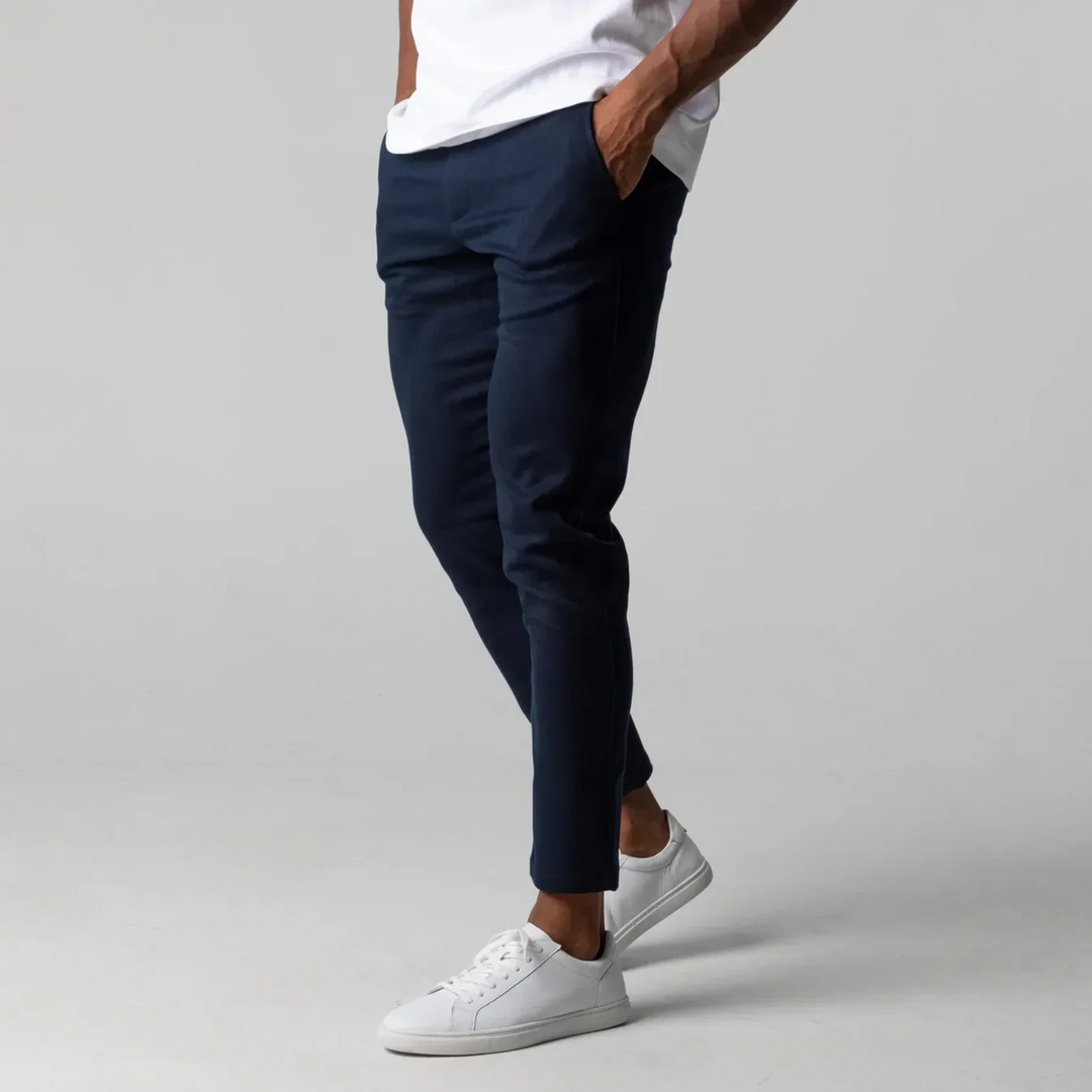 Męskie spodnie chino w kroju slim, granatowe, z miękkiego materiału z elastyczną talią, uniwersalne do stylizacji casualowych i eleganckich.