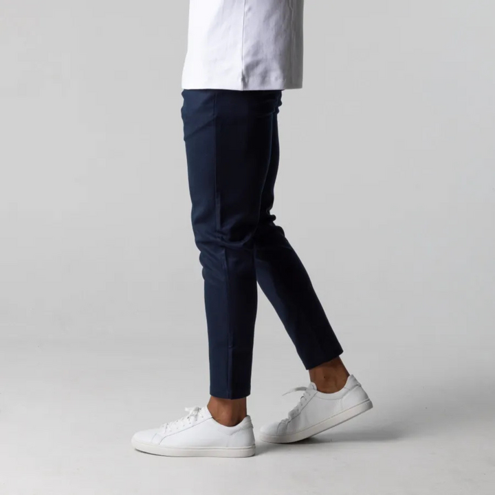 Męskie spodnie chino w kroju slim, granatowe, z miękkiego materiału z elastyczną talią, uniwersalne do stylizacji casualowych i eleganckich.
