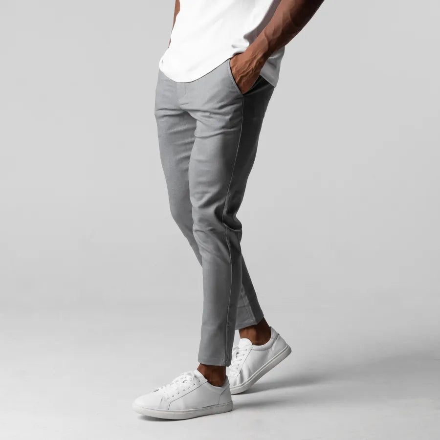 Męskie spodnie chino w kroju slim, granatowe, z miękkiego materiału z elastyczną talią, uniwersalne do stylizacji casualowych i eleganckich.