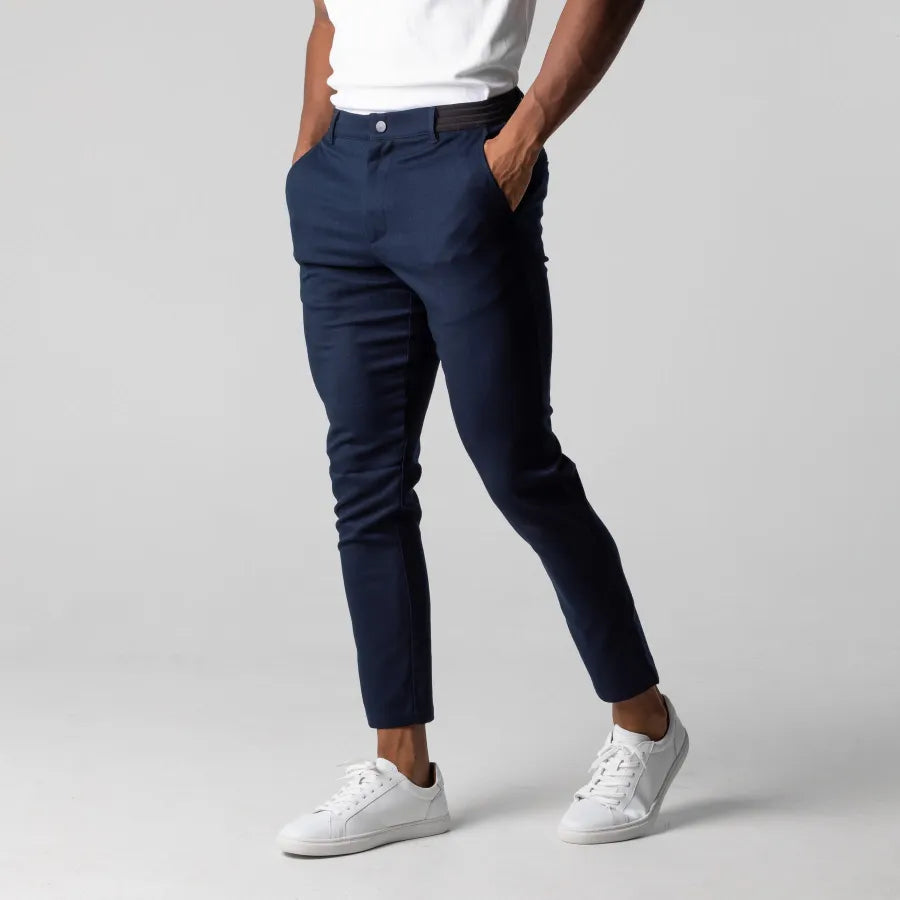 Męskie spodnie chino w kroju slim, granatowe, z miękkiego materiału z elastyczną talią, uniwersalne do stylizacji casualowych i eleganckich.