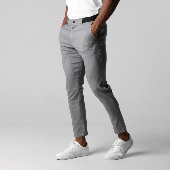Męskie spodnie chino w kroju slim, granatowe, z miękkiego materiału z elastyczną talią, uniwersalne do stylizacji casualowych i eleganckich.