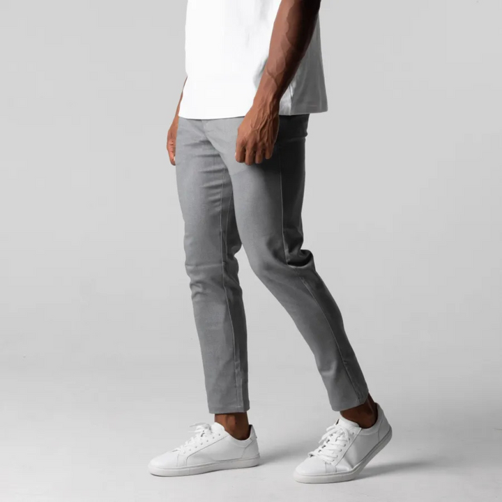 Męskie spodnie chino w kroju slim, granatowe, z miękkiego materiału z elastyczną talią, uniwersalne do stylizacji casualowych i eleganckich.