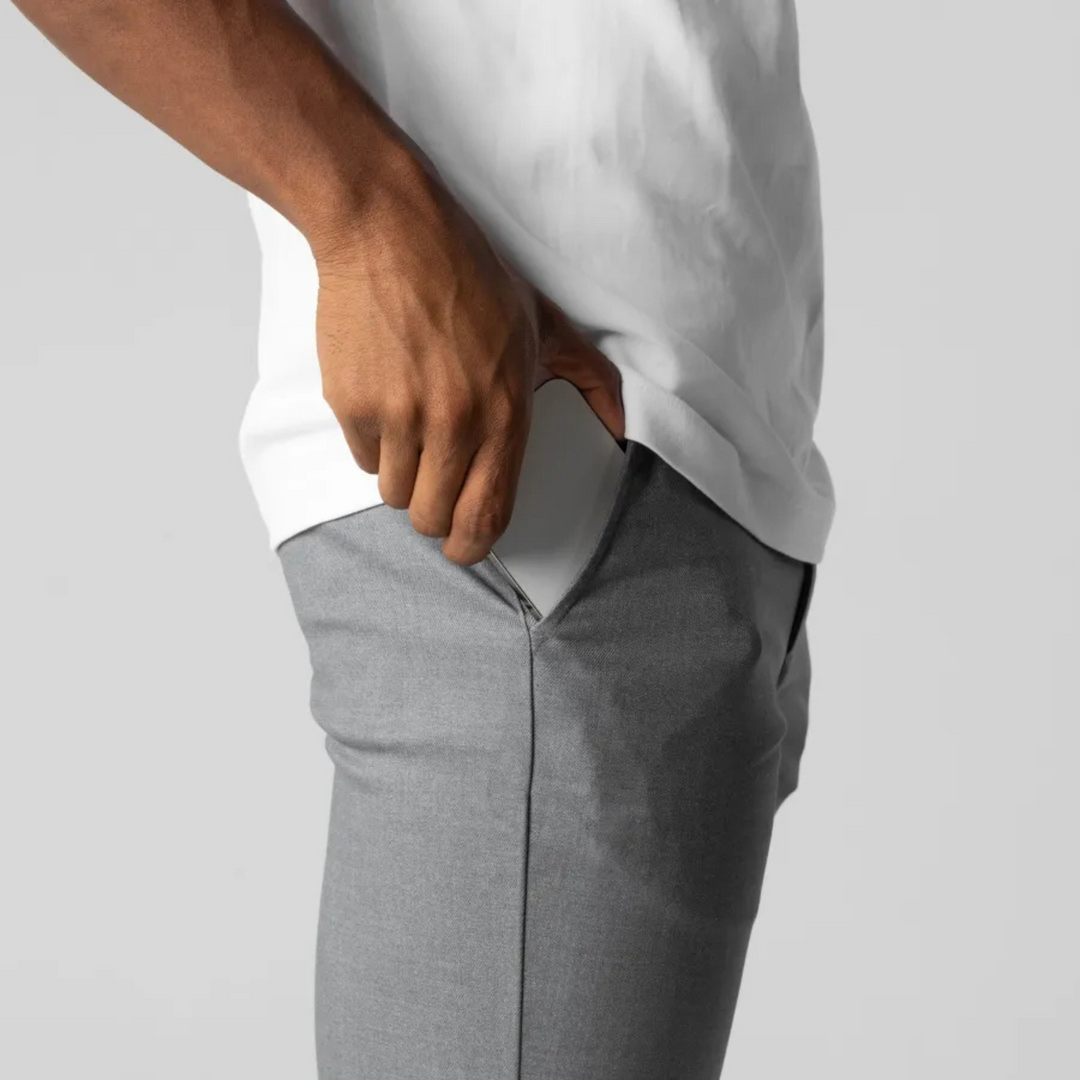 Męskie spodnie chino w kroju slim, granatowe, z miękkiego materiału z elastyczną talią, uniwersalne do stylizacji casualowych i eleganckich.