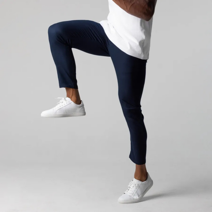 Męskie spodnie chino w kroju slim, granatowe, z miękkiego materiału z elastyczną talią, uniwersalne do stylizacji casualowych i eleganckich.