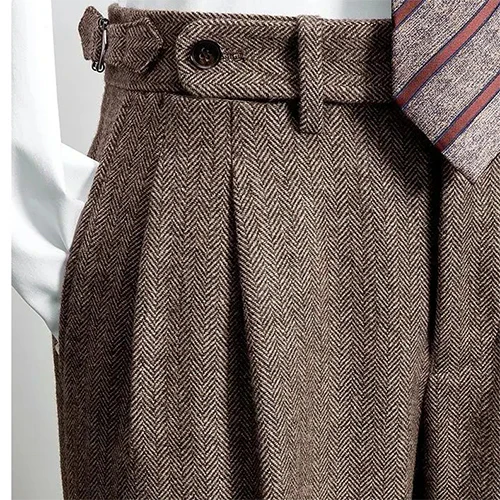 Męskie spodnie robocze slim fit w kolorze szarym z paskiem, dopasowane i eleganckie, idealne do środowiska biznesowego i formalnych okazji.
