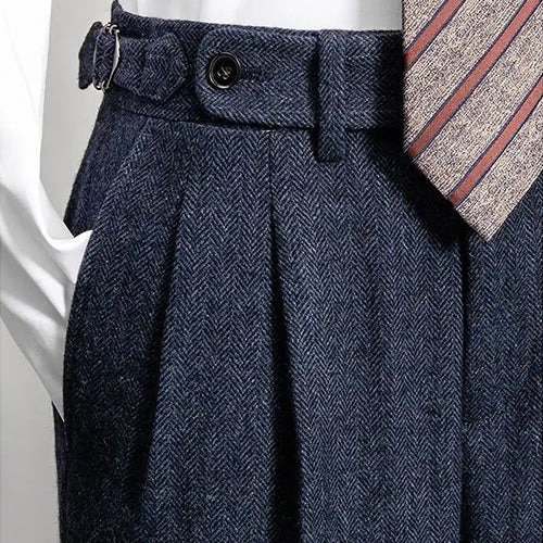 Męskie spodnie robocze slim fit w kolorze szarym z paskiem, dopasowane i eleganckie, idealne do środowiska biznesowego i formalnych okazji.
