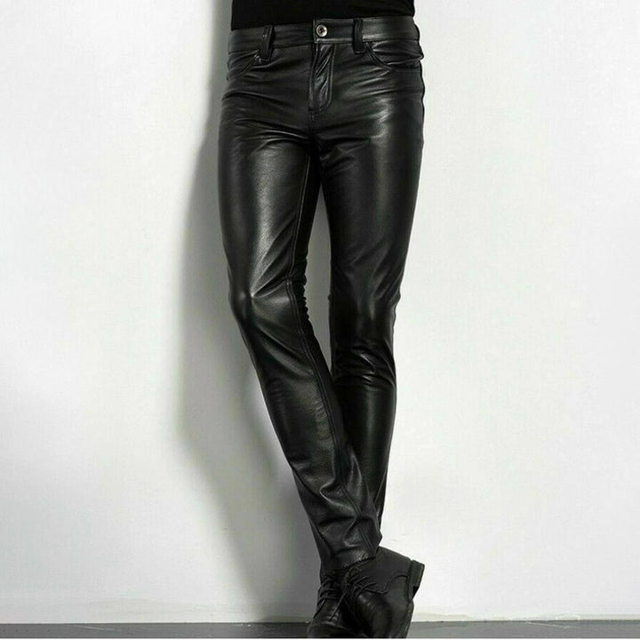 Czarne męskie spodnie skórzane slim fit, nowoczesny dopasowany krój, elastyczna skóra zapewniająca komfort i elegancję