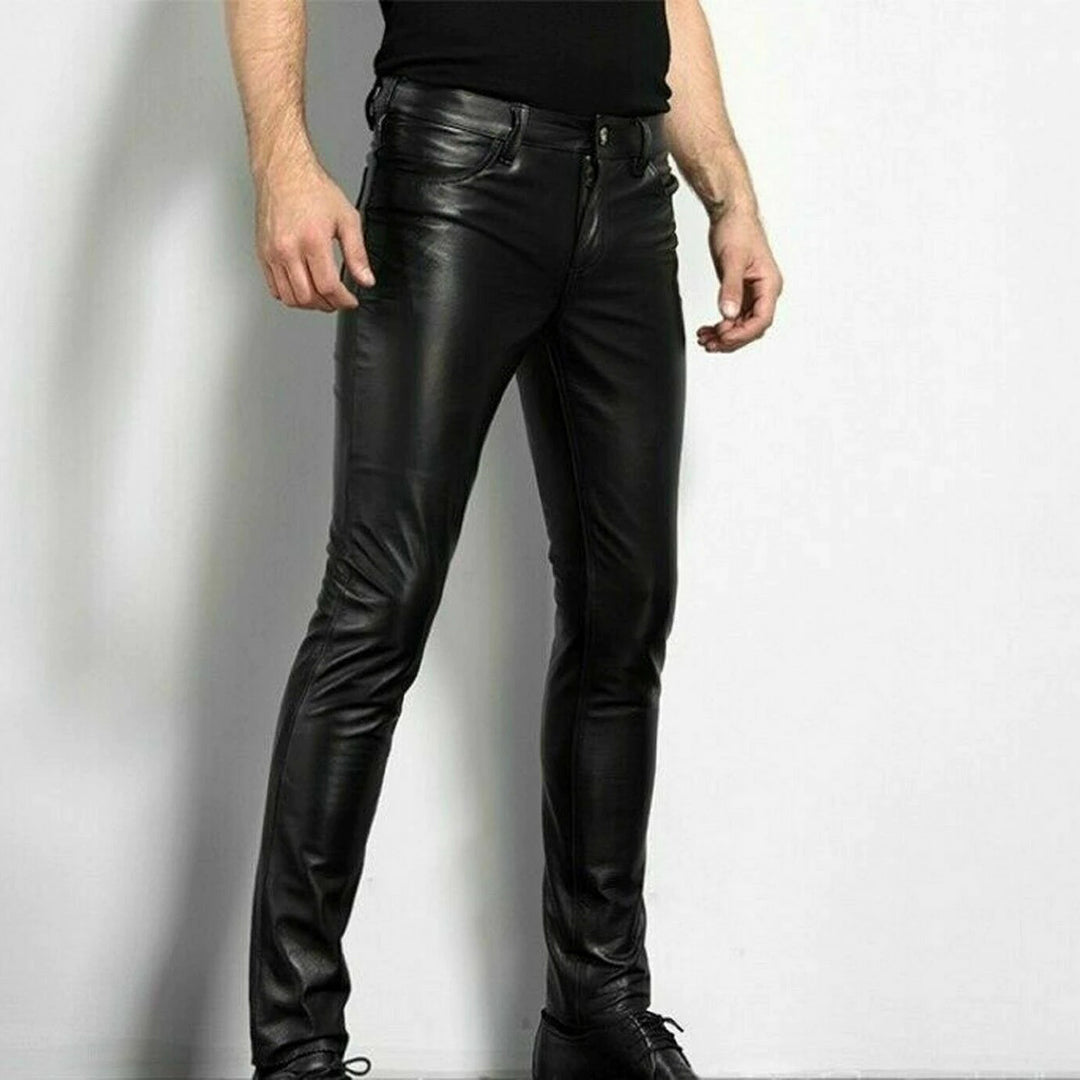 Czarne męskie spodnie skórzane slim fit, nowoczesny dopasowany krój, elastyczna skóra zapewniająca komfort i elegancję