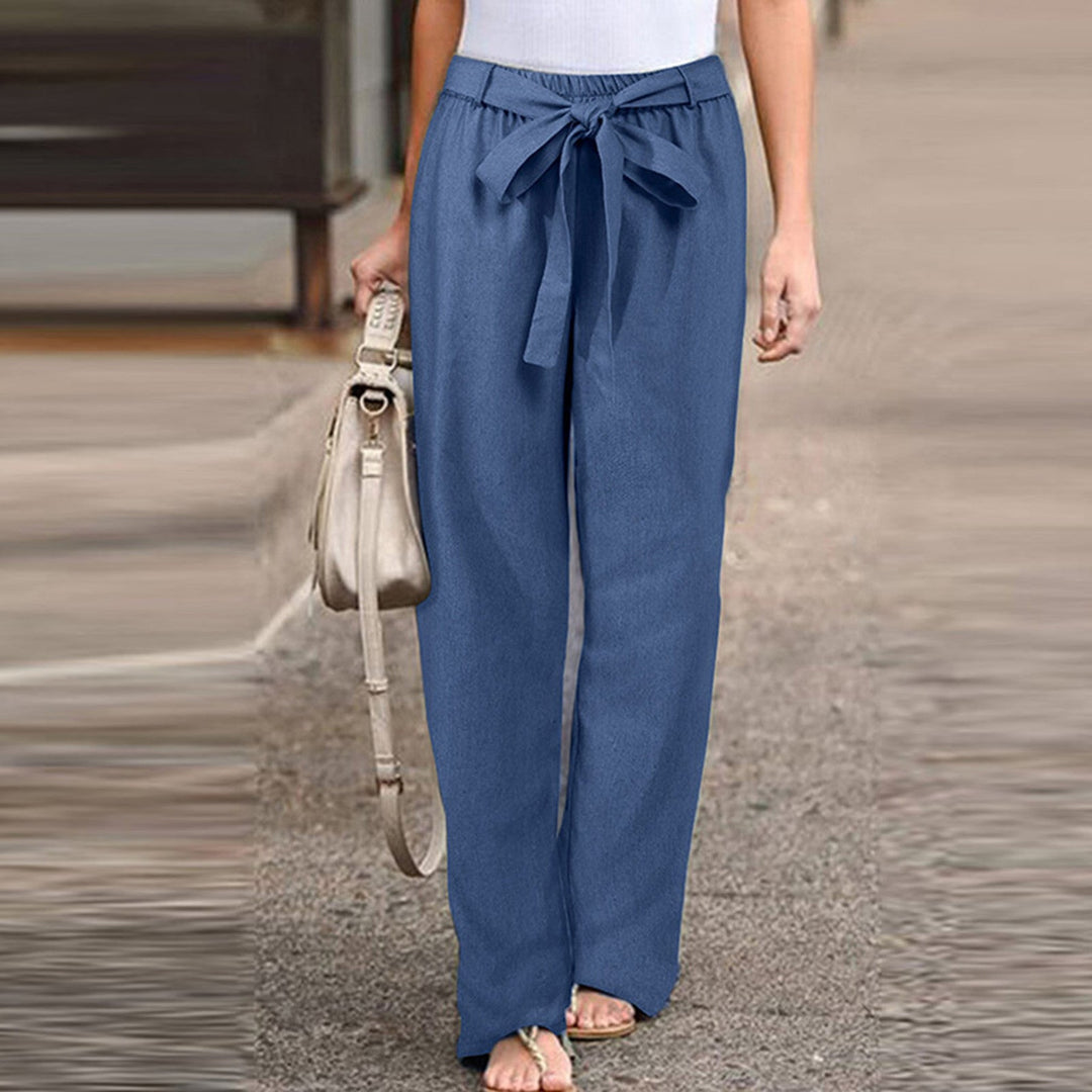 Damskie lniane spodnie, elegancki krój, biały kolor, ponadczasowy styl; idealne do eleganckich stylizacji casualowych.