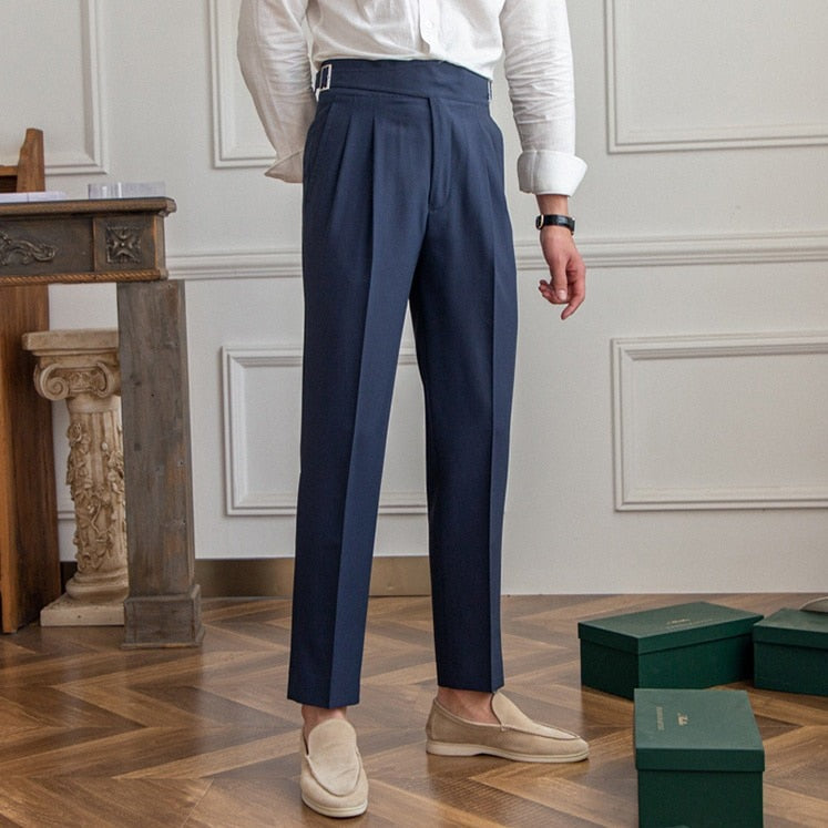 Męskie eleganckie spodnie z wyrafinowaną klamrą i nowoczesnym krojem, idealne na wyrafinowany styl i półformalne okazje.