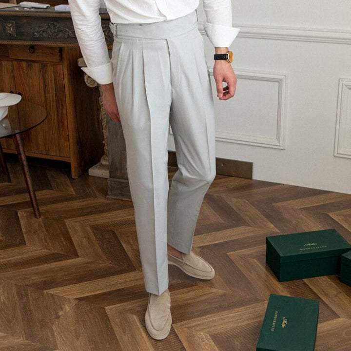 Męskie eleganckie spodnie z wyrafinowaną klamrą i nowoczesnym krojem, idealne na wyrafinowany styl i półformalne okazje.