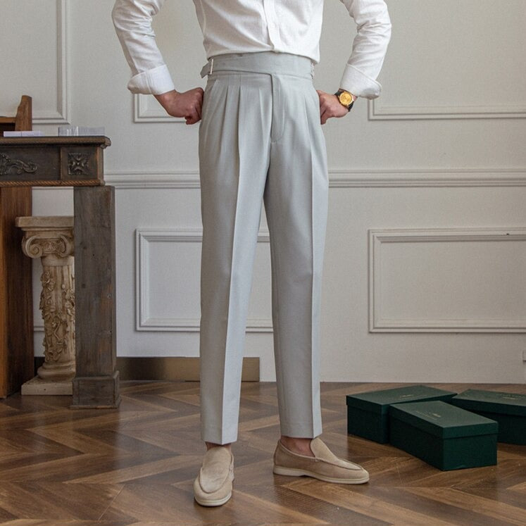 Męskie eleganckie spodnie z wyrafinowaną klamrą i nowoczesnym krojem, idealne na wyrafinowany styl i półformalne okazje.