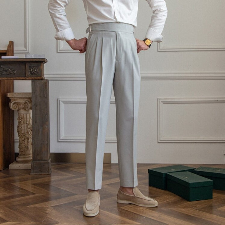 Męskie eleganckie spodnie z wyrafinowaną klamrą i nowoczesnym krojem, idealne na wyrafinowany styl i półformalne okazje.