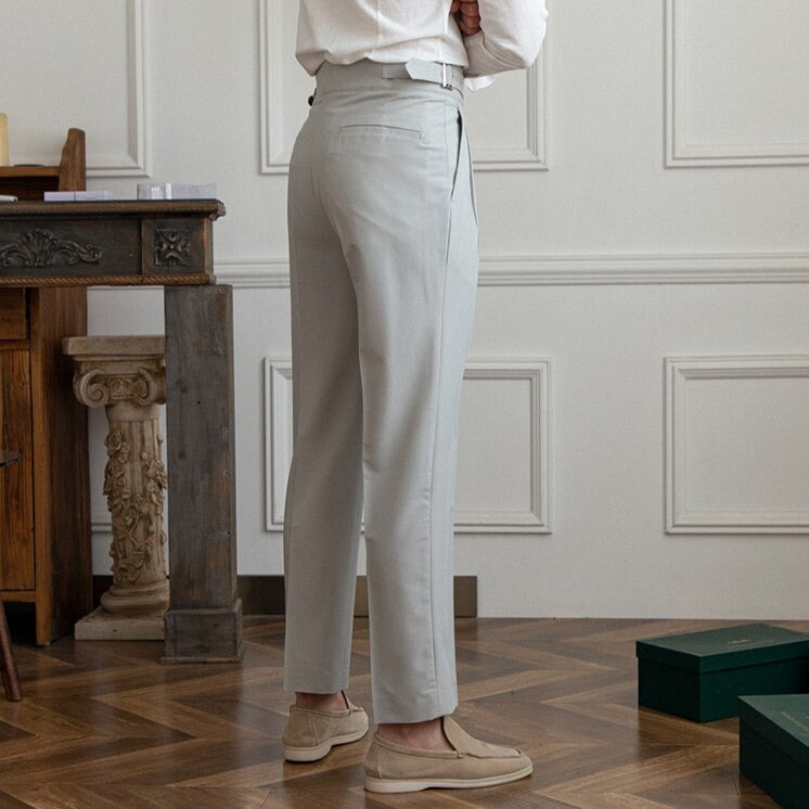 Męskie eleganckie spodnie z wyrafinowaną klamrą i nowoczesnym krojem, idealne na wyrafinowany styl i półformalne okazje.
