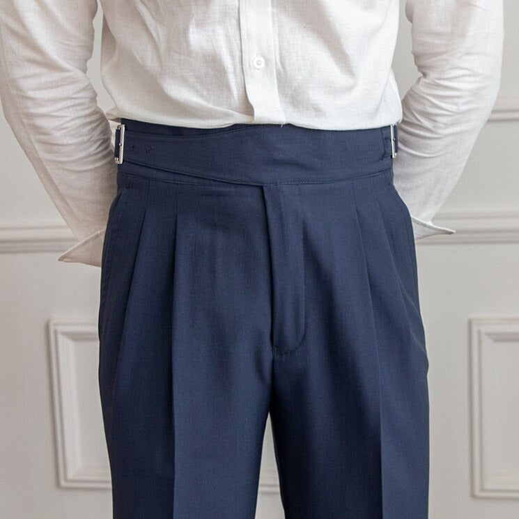 "Pantalon homme élégant avec boucle raffinée et coupe moderne, idéal pour style sophistiqué et occasions semi-formelles."