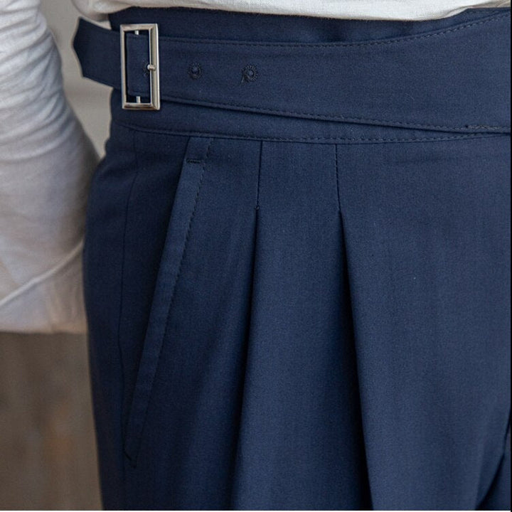 "Pantalon homme élégant avec boucle raffinée et coupe moderne, idéal pour style sophistiqué et occasions semi-formelles."