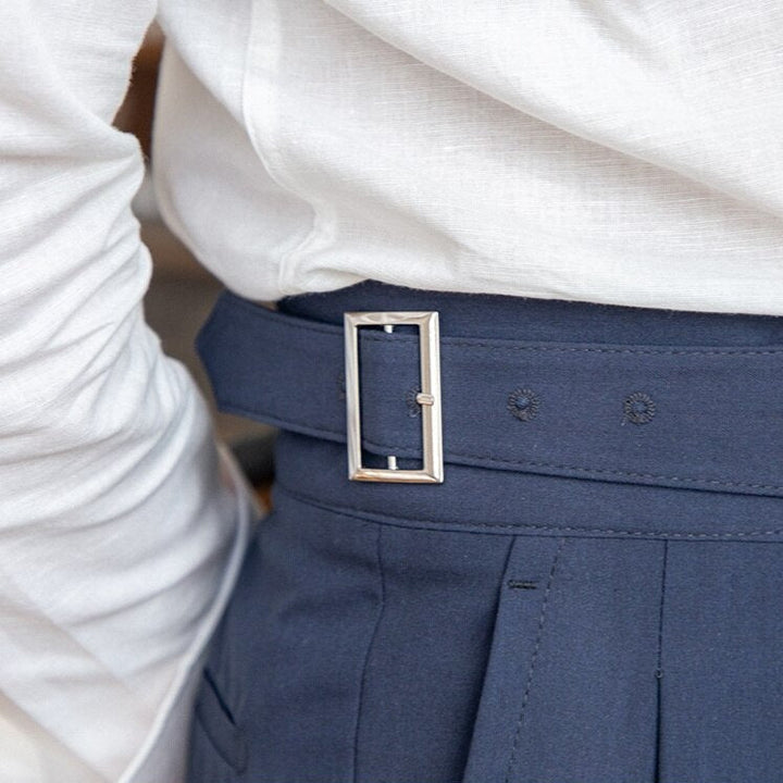 "Pantalon homme élégant avec boucle raffinée et coupe moderne, idéal pour style sophistiqué et occasions semi-formelles."