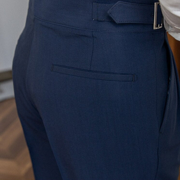 "Pantalon homme élégant avec boucle raffinée et coupe moderne, idéal pour style sophistiqué et occasions semi-formelles."