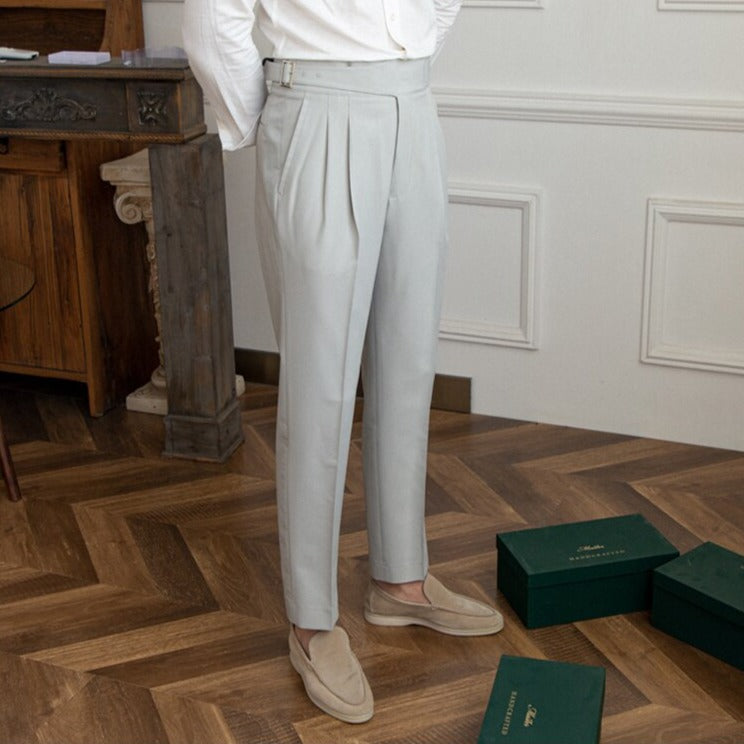 Męskie eleganckie spodnie z wyrafinowaną klamrą i nowoczesnym krojem, idealne na wyrafinowany styl i półformalne okazje.