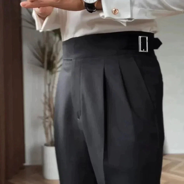 Męskie eleganckie spodnie z wyrafinowaną klamrą i nowoczesnym krojem, idealne na wyrafinowany styl i półformalne okazje.
