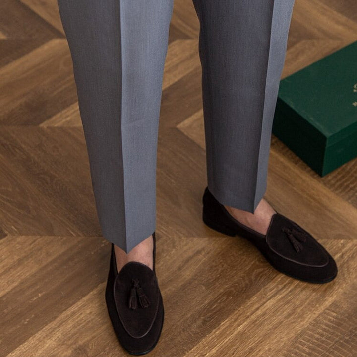 Męskie eleganckie spodnie z wyrafinowaną klamrą i nowoczesnym krojem, idealne na wyrafinowany styl i półformalne okazje.