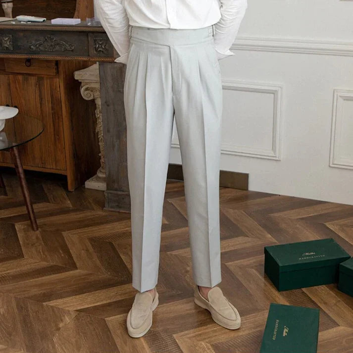 Eleganckie męskie spodnie z klasycznymi klamrami, kolor granatowy, widok z przodu, styl ponadczasowy i wyrafinowany.