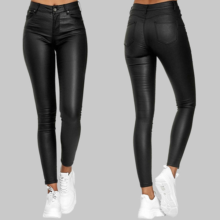 Damskie czarne skórzane spodnie slim fit z wysokim stanem, dopasowany krój dla eleganckiego wyglądu i maksymalnego komfortu.
