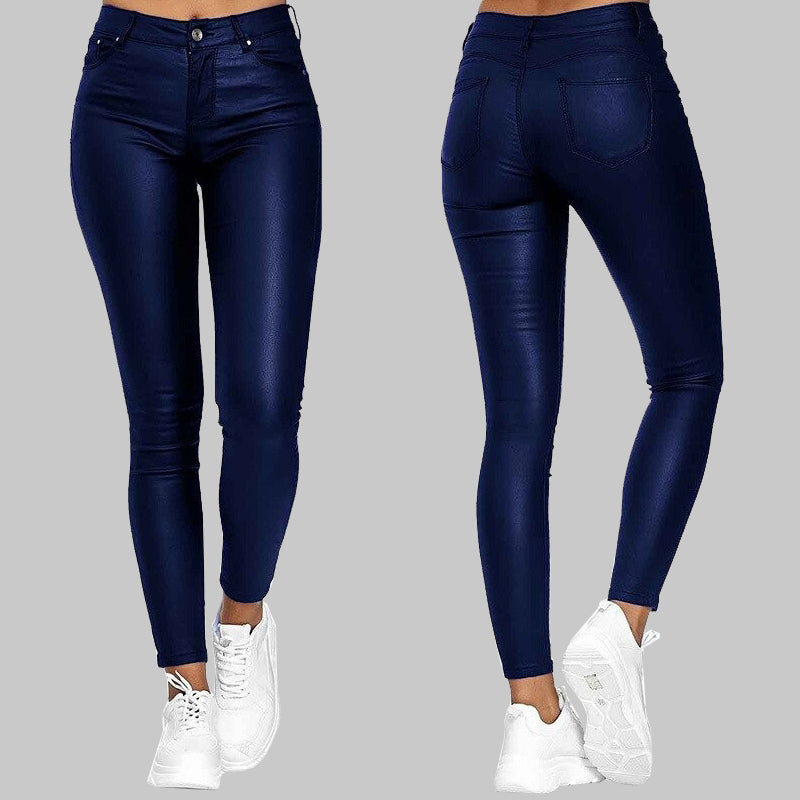 Damskie czerwone skórzane spodnie slim fit z wysokim stanem, dopasowany krój dla eleganckiego wyglądu i maksymalnego komfortu.