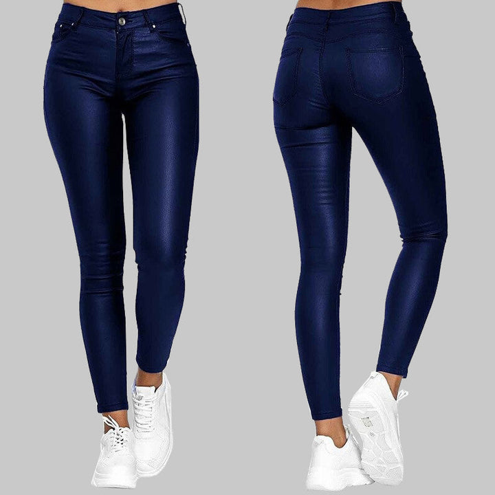 Damskie czerwone skórzane spodnie slim fit z wysokim stanem, dopasowany krój dla eleganckiego wyglądu i maksymalnego komfortu.