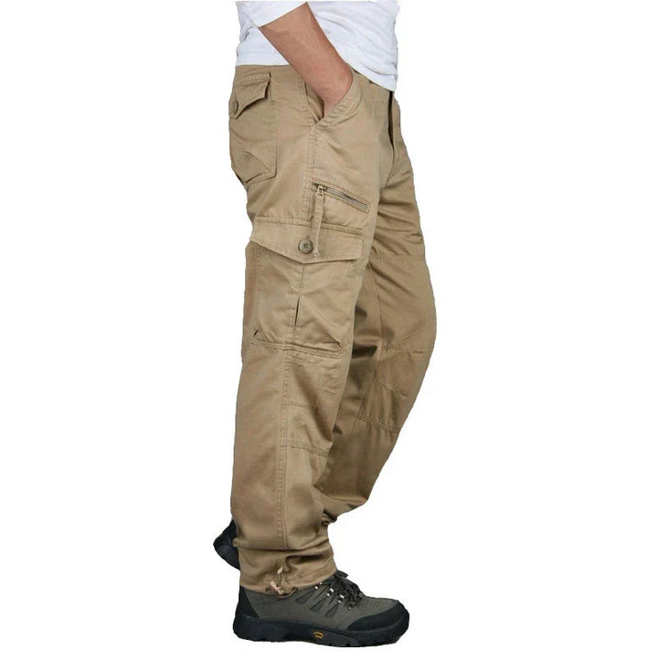 Męskie spodnie cargo, nowoczesny design, pojemne kieszenie, kolor khaki, komfort dla swobodnego miejskiego stylu