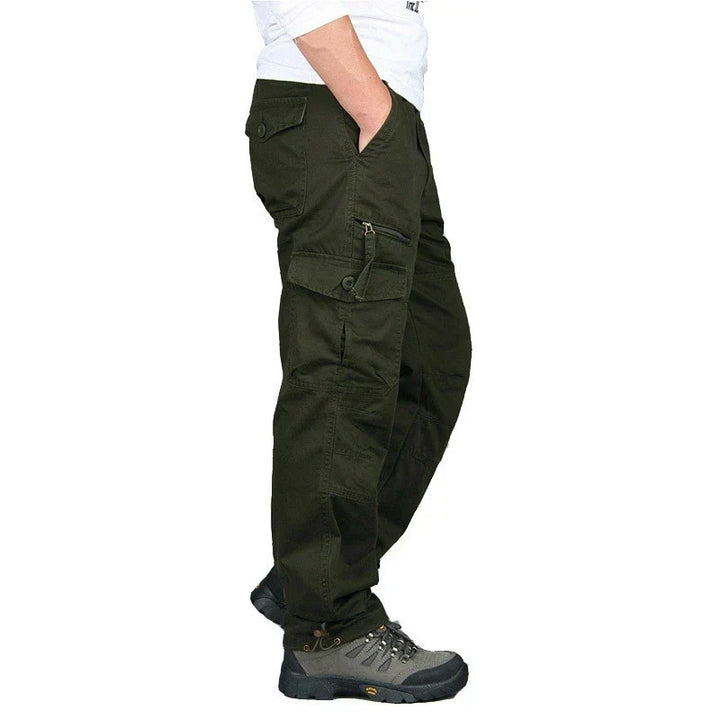 Męskie spodnie cargo, nowoczesny design, pojemne kieszenie, kolor khaki, komfort dla swobodnego miejskiego stylu