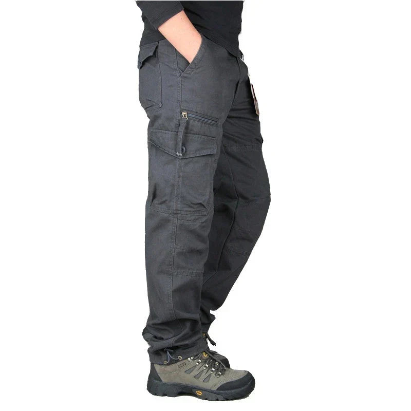 Męskie spodnie cargo, nowoczesny design, pojemne kieszenie, kolor khaki, komfort dla swobodnego miejskiego stylu