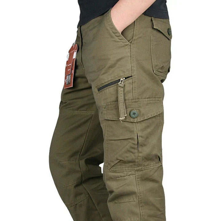 Męskie spodnie cargo, nowoczesny design, pojemne kieszenie, kolor khaki, komfort dla swobodnego miejskiego stylu