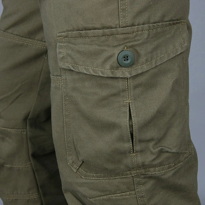 Męskie spodnie cargo, nowoczesny design, pojemne kieszenie, kolor khaki, komfort dla swobodnego miejskiego stylu