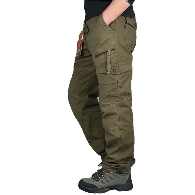 Męskie spodnie cargo, nowoczesny design, pojemne kieszenie, kolor khaki, komfort dla swobodnego miejskiego stylu