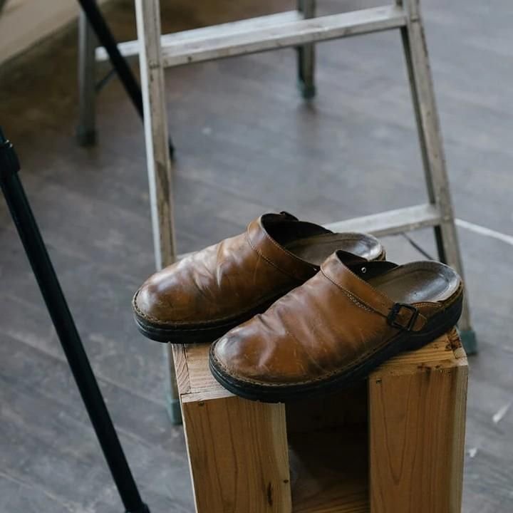 Męskie skórzane kapcie ortopedyczne, wygodne i eleganckie, dostępne w kolorze czarnym i brązowym z antypoślizgową podeszwą.