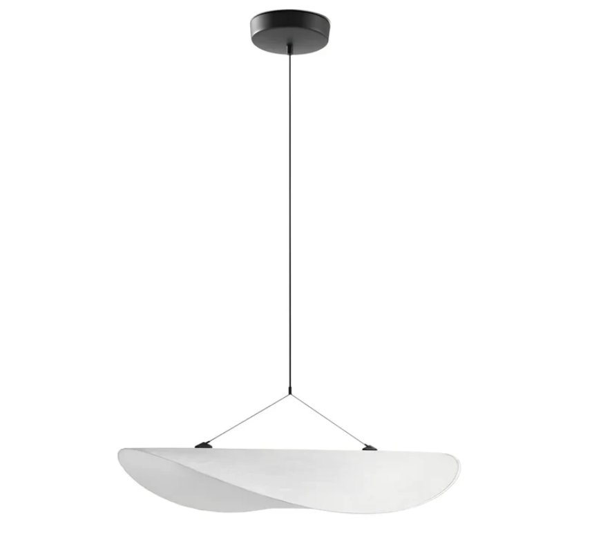 Biało-kośćlana lampa sufitowa z jedwabiu z metalową ramą, ręcznie wykonany falisty wzór, idealna do eleganckiego oświetlenia.