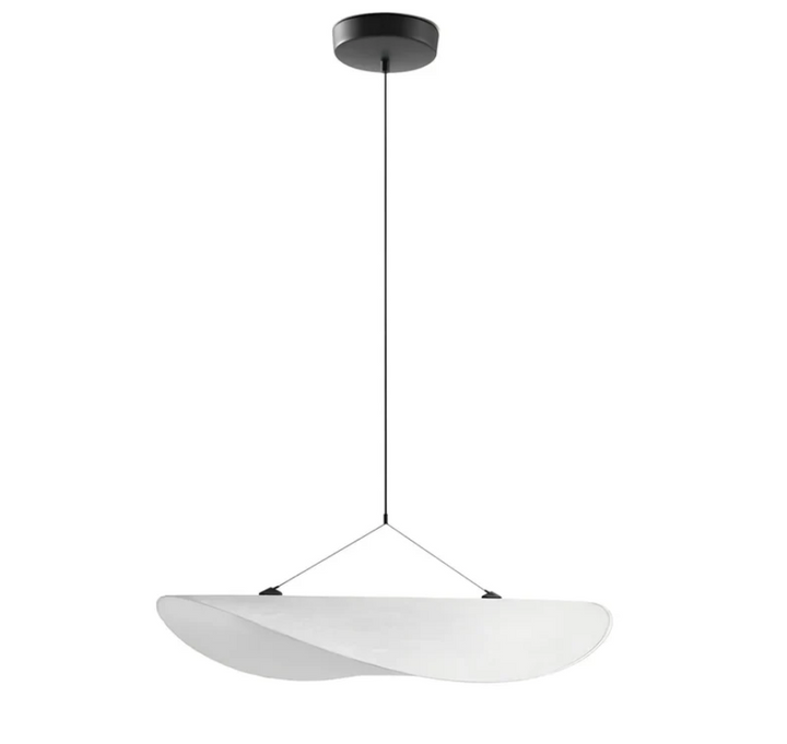 Biało-kośćlana lampa sufitowa z jedwabiu z metalową ramą, ręcznie wykonany falisty wzór, idealna do eleganckiego oświetlenia.