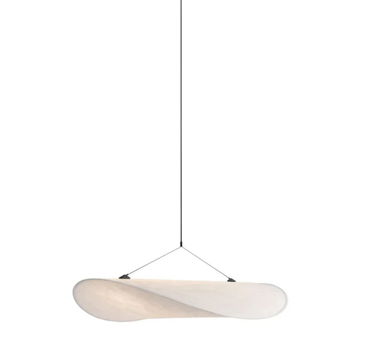 Biało-kośćlana lampa sufitowa z jedwabiu z metalową ramą, ręcznie wykonany falisty wzór, idealna do eleganckiego oświetlenia.