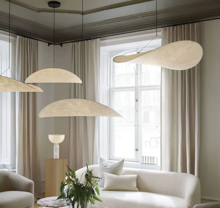 Biało-kośćlana lampa sufitowa z jedwabiu z metalową ramą, ręcznie wykonany falisty wzór, idealna do eleganckiego oświetlenia.