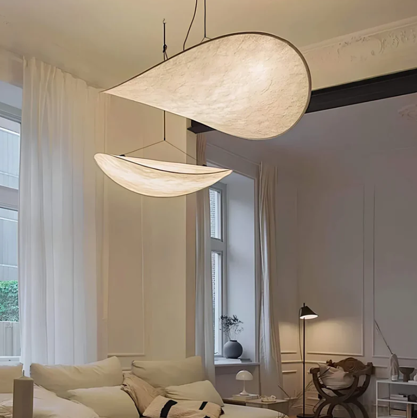 Biało-kośćlana lampa sufitowa z jedwabiu z metalową ramą, ręcznie wykonany falisty wzór, idealna do eleganckiego oświetlenia.