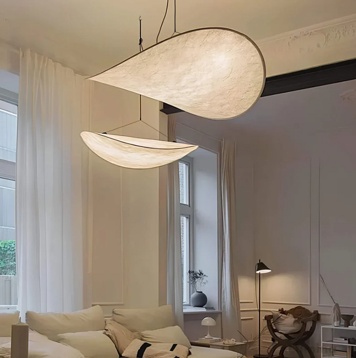 Biało-kośćlana lampa sufitowa z jedwabiu z metalową ramą, ręcznie wykonany falisty wzór, idealna do eleganckiego oświetlenia.