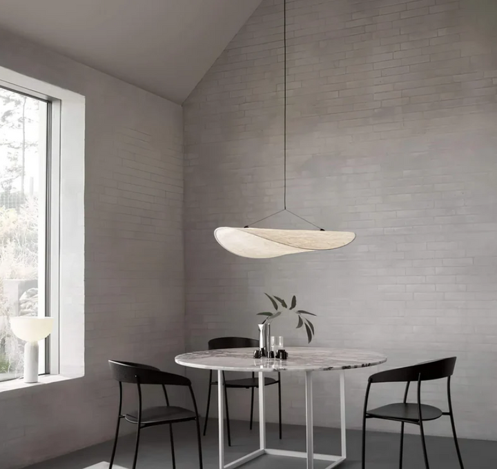 Biało-kośćlana lampa sufitowa z jedwabiu z metalową ramą, ręcznie wykonany falisty wzór, idealna do eleganckiego oświetlenia.