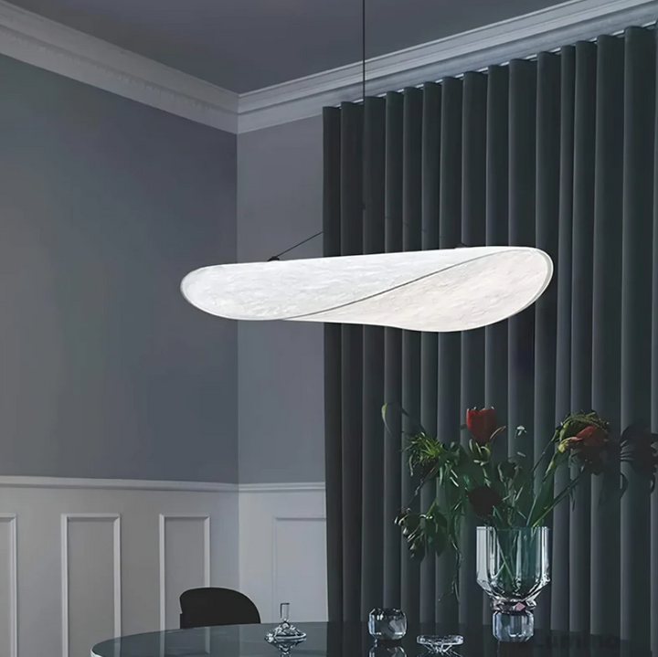 Biało-kośćlana lampa sufitowa z jedwabiu z metalową ramą, ręcznie wykonany falisty wzór, idealna do eleganckiego oświetlenia.