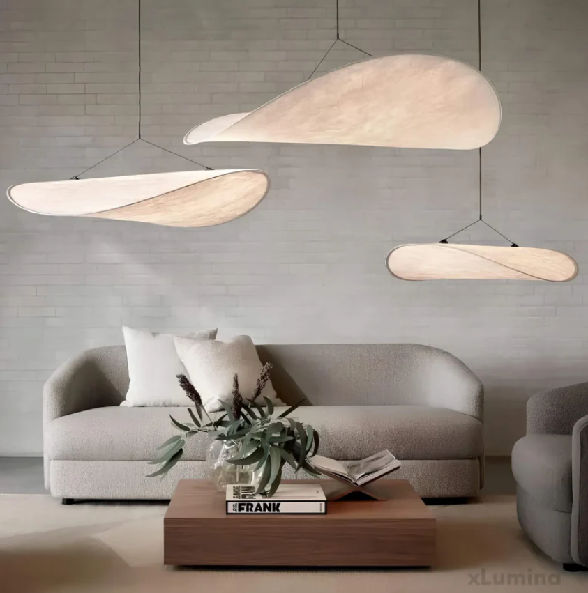 Biało-kośćlana lampa sufitowa z jedwabiu z metalową ramą, ręcznie wykonany falisty wzór, idealna do eleganckiego oświetlenia.